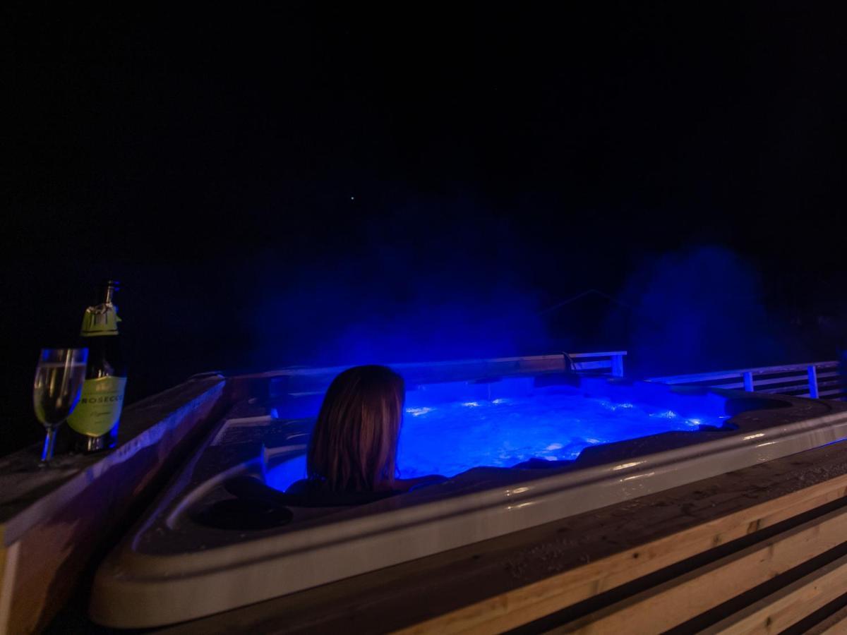 Arctic Lodge Tromvik With Jacuzzi Tromso Exterior photo